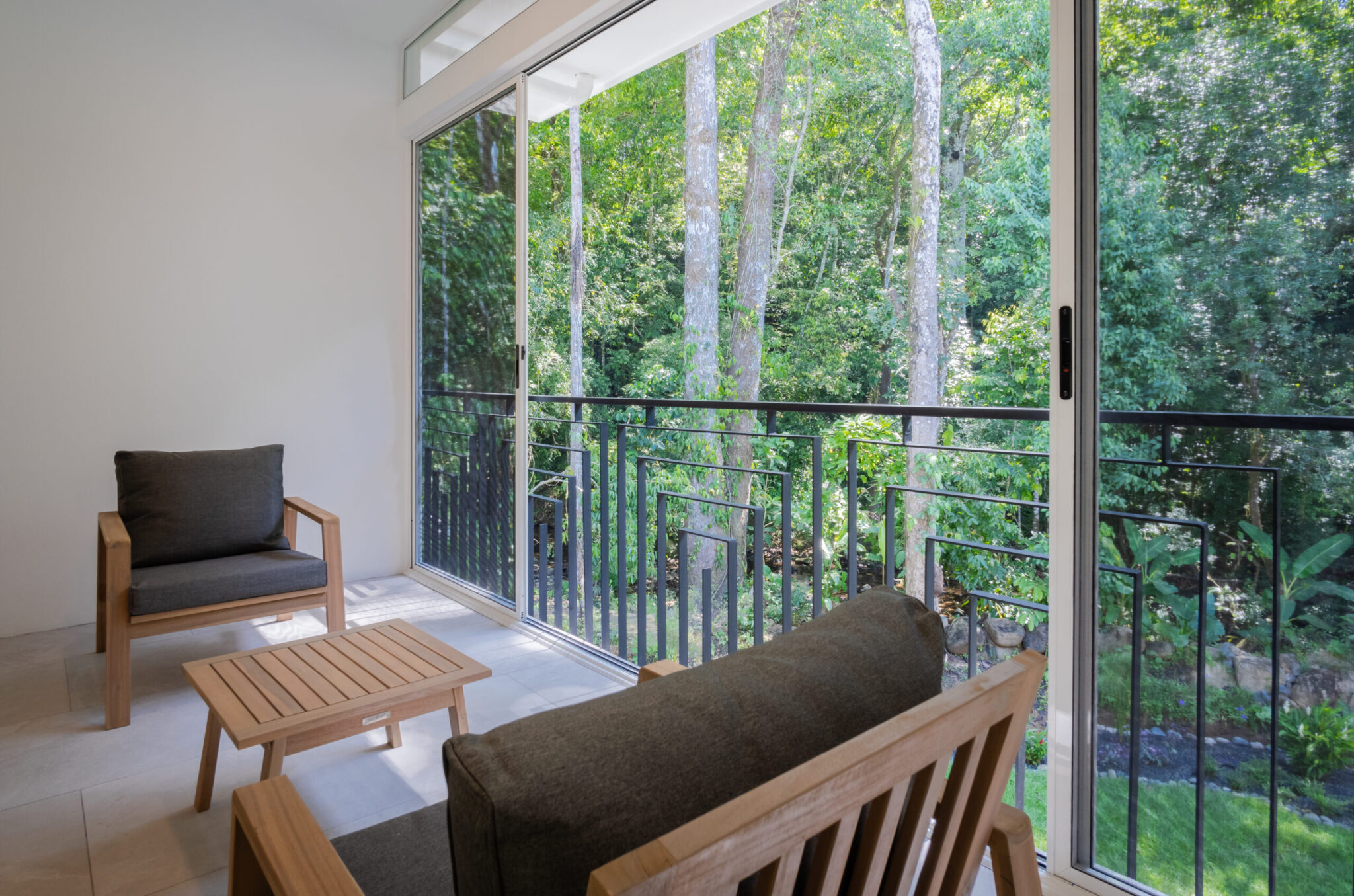 20250123_Yulian_OM1_Photo_CR_SouthPacific_Ojochal_Bloom_CRC_OjochalGarden_37928-HDR