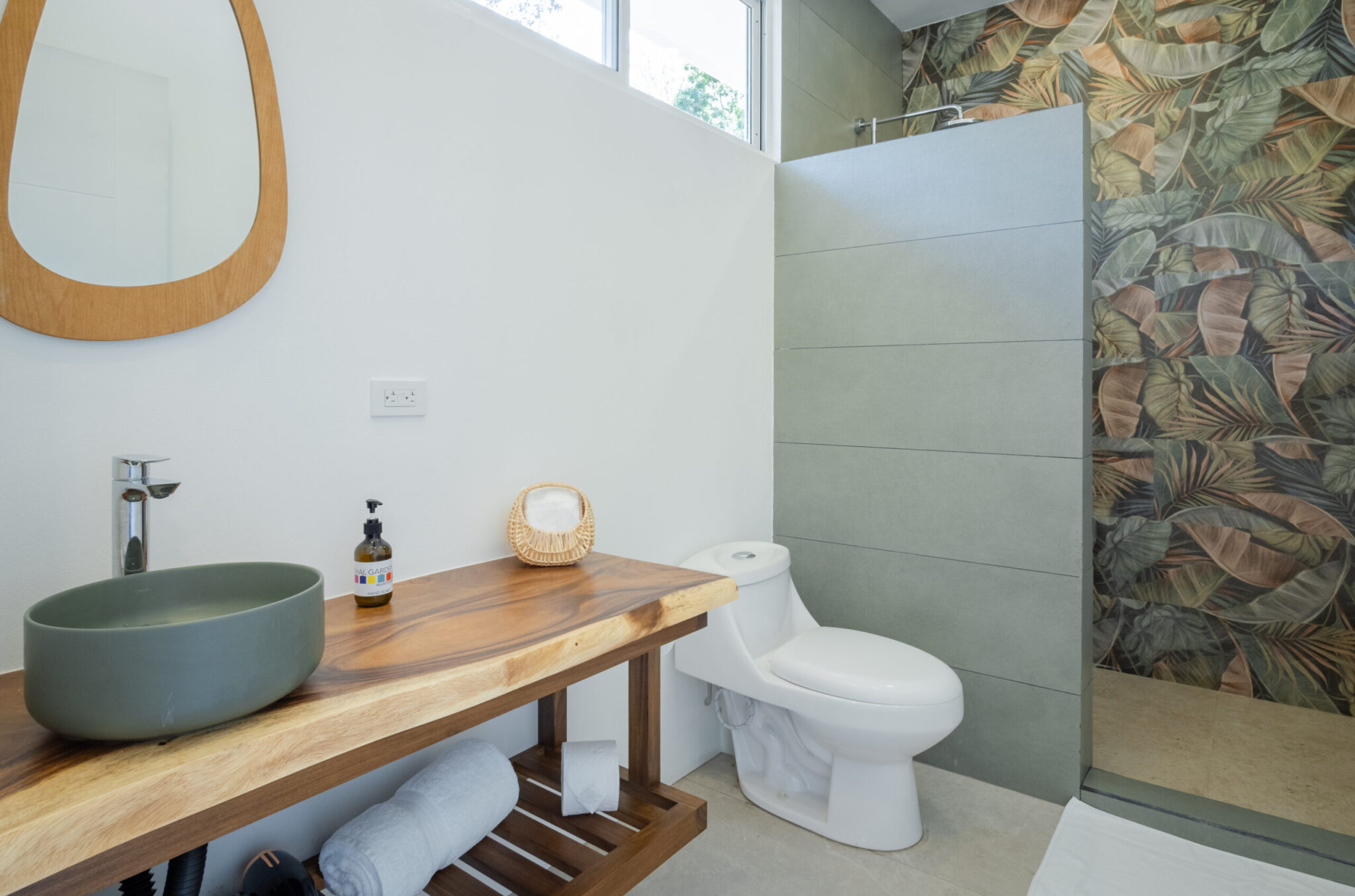 20250123_Yulian_OM1_Photo_CR_SouthPacific_Ojochal_Bloom_CRC_OjochalGarden_38006-HDR